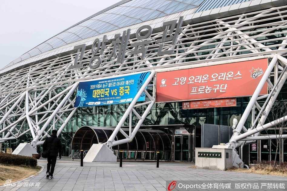 探访韩国高阳战场,男篮红队客场力克宿敌书写新篇章 中国男篮队员们正在进行赛前适应训练,丁彦雨航神情专注地进行投篮练习,身旁的队友们正在积极热身