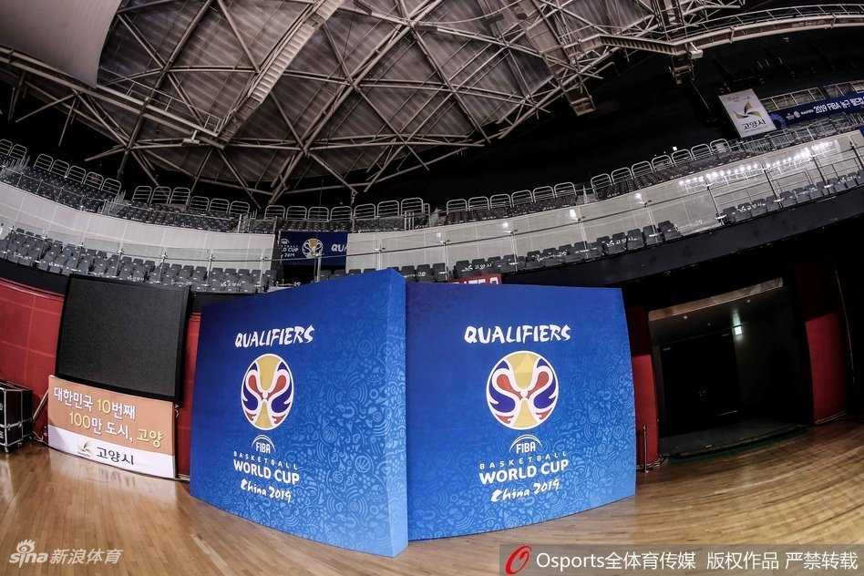 探访韩国高阳战场,男篮红队客场力克宿敌书写新篇章 王哲林在内线卡位要球,他身后是两名韩国队防守球员,肌肉的碰撞和激烈的对抗一触即发