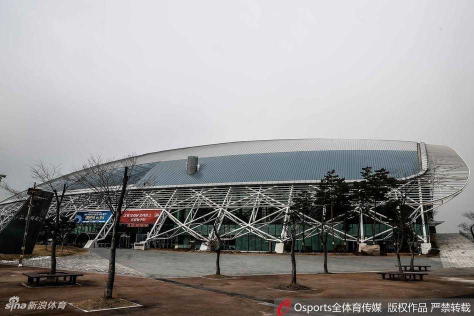 探访韩国高阳战场,男篮红队客场力克宿敌书写新篇章 高阳体育馆内景,蓝色的座椅环绕全场,巨大的记分牌和FIBA旗帜静待中韩大战的哨声响起