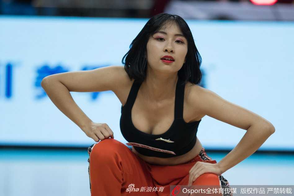 揭幕战金陵绽放同曦之光 篮球宝贝秀出激情燃爆全场 伴随着音乐的鼓点,这位笑容灿烂的宝贝尽情舞动,飞扬的发丝和自信的表情,完美诠释了篮球宝贝作为赛场‘活力引擎’的独特魅力。