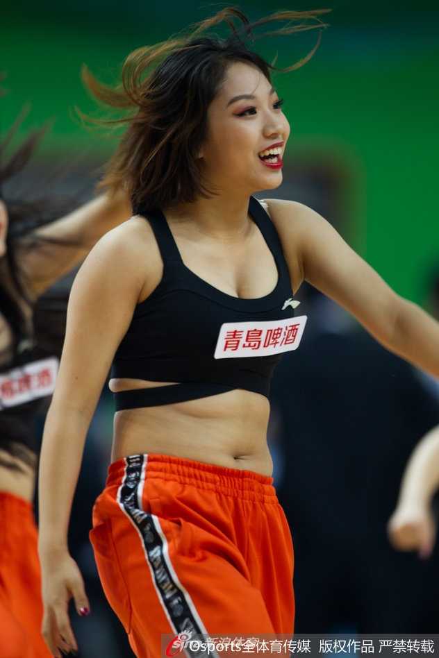 揭幕战金陵绽放同曦之光 篮球宝贝秀出激情燃爆全场 中场表演时刻,宝贝们随着节奏挥舞着手臂,金色的表演服在灯光下熠熠生辉,她们用极具感染力的肢体语言,调动着全场观众的情绪,将赛场变成欢乐的海洋。