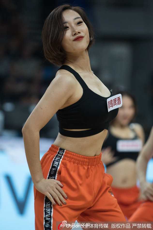 揭幕战金陵绽放同曦之光 篮球宝贝秀出激情燃爆全场 镜头拉近,宝贝们的动作整齐划一,她们充满张力的表演不仅是为了娱乐,更是为了给拼杀了一节的球员们带来视觉上的放松与精神上的鼓舞。
