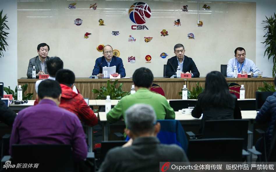 改革深水区的前瞻与担当:聚焦CBA联赛通气会重磅议题 通气会结束后,媒体记者们将几位发言嘉宾团团围住,继续进行深入追问,闪光灯此起彼伏,折射出公众对CBA联赛改革进程的强烈兴趣与期待。