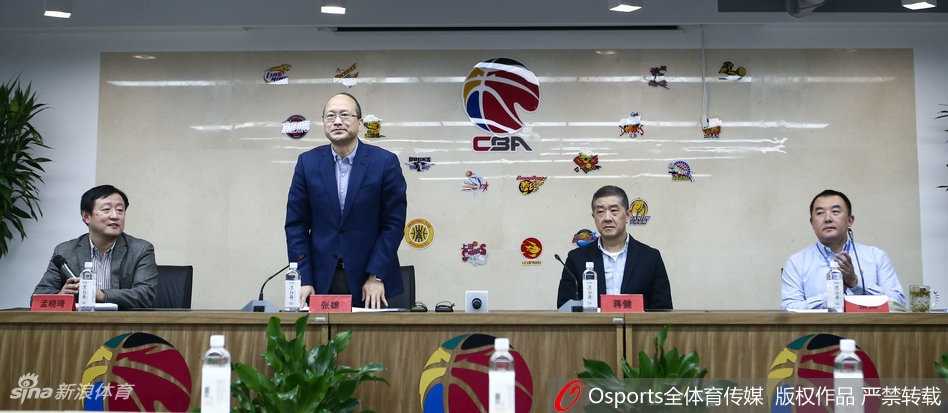 改革深水区的前瞻与担当:聚焦CBA联赛通气会重磅议题 竞赛总经理张雄在话筒前神色严肃,手指轻点桌面,身后的大屏幕上显示着复杂的联赛数据图表,他正在向媒体详细解释裁判升降级制度的运行细则。