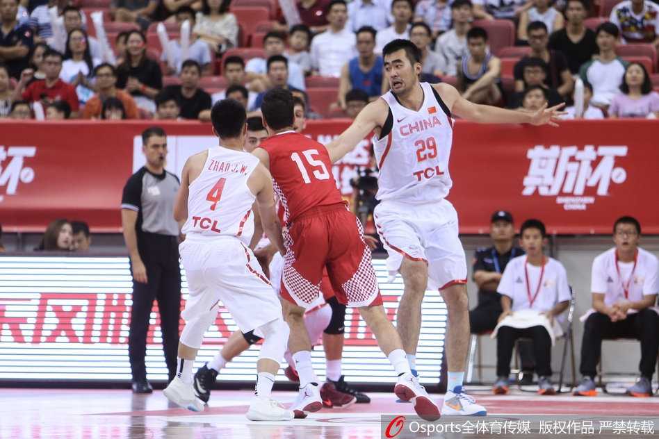 斯坦科维奇杯揭幕战:中国男篮红队首节低迷,负于克罗地亚 赵继伟面对高大的防守者,冷静地指挥队友跑位,眼神犀利,他灵动的组织是球队下半场追分的发动机。