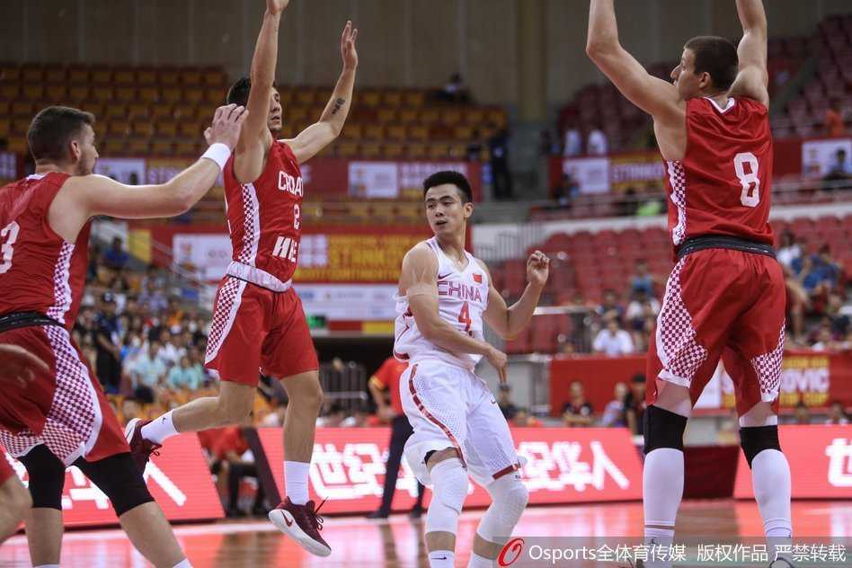 斯坦科维奇杯揭幕战:中国男篮红队首节低迷,负于克罗地亚 王哲林在克罗地亚球员的严密防守下,依然强硬地用勾手完成投篮,肌肉的碰撞与坚定的眼神成为此役的缩影。