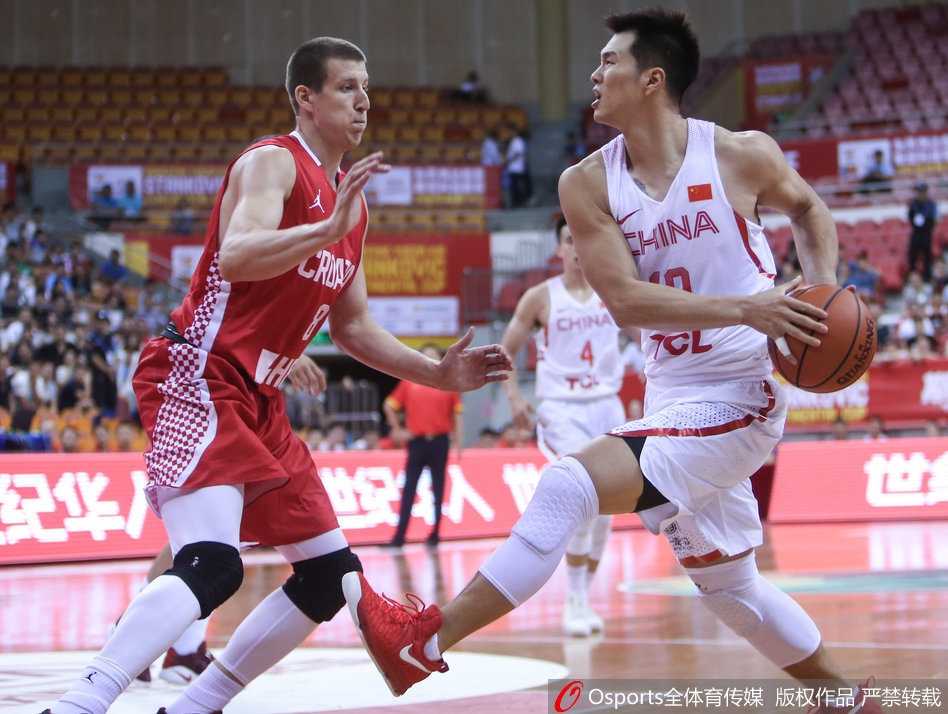 斯坦科维奇杯揭幕战:中国男篮红队首节低迷,负于克罗地亚 阿不都沙拉木高高跃起,在空中试图封盖对手的投篮,修长的身形和积极的拼抢展现了他防守端的潜力。