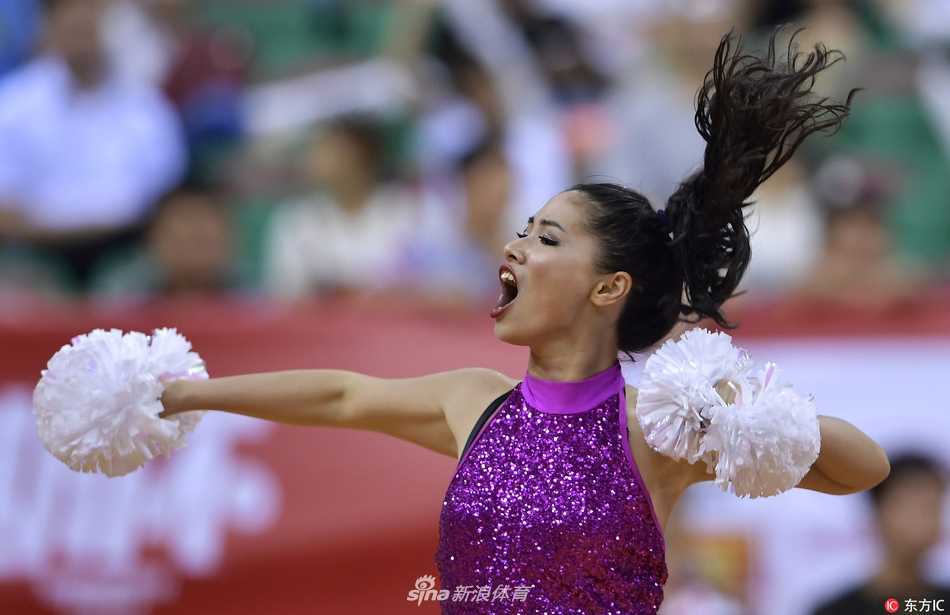 表演中，宝贝们摆出帅气的结束造型，她们的身影与现场绚丽的灯光交织，定格成赛场上最美的画面