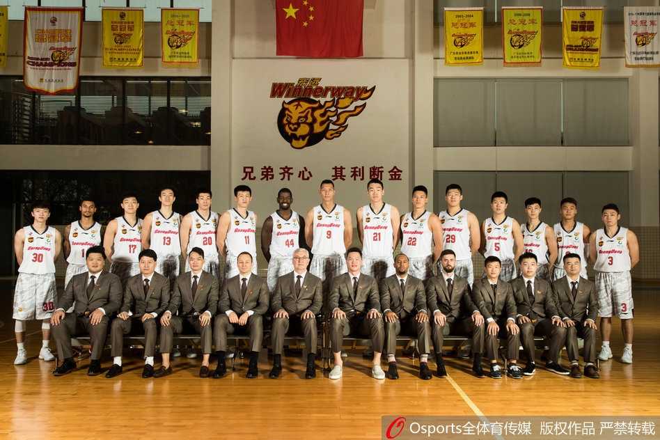 老将周鹏在拍摄间隙整理球衣，神情坚毅而不失亲和，作为球队队长，他的存在感不仅体现在防守端，更体现在这张官方写真中大哥般的沉稳风范。