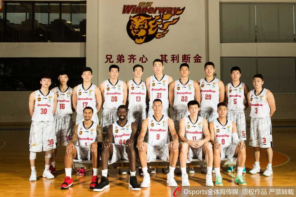 新加盟的大外援尼克尔森手持篮球，在灯光下展示肌肉线条，脸上带着对新环境的好奇与征服欲，这张写真完美诠释了他将带给CBA的内线冲击力。