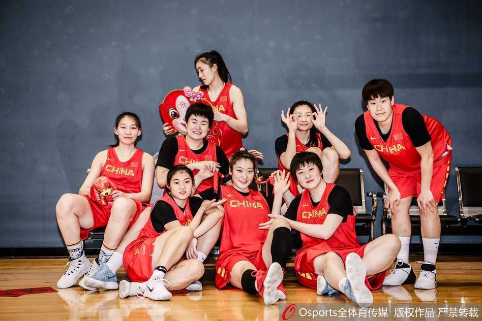 新春闪耀映红光,女篮精神铸辉煌 年轻中锋李月汝抱着篮球,对着镜头调皮地眨眼,她的笑容纯真无邪,但强壮的身材已经预示着未来她将成为对手禁区内的绝对统治力。