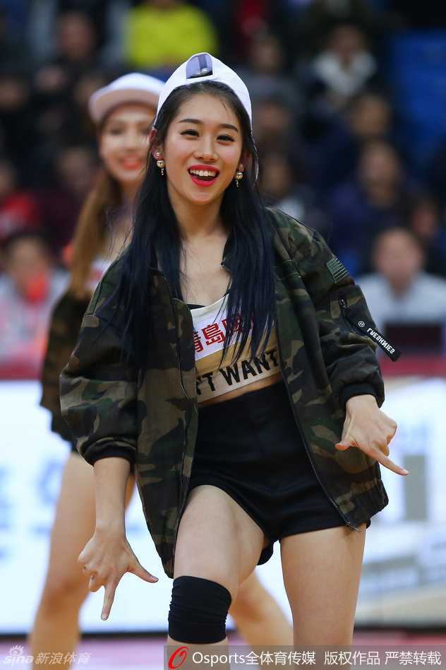 近距离的镜头捕捉到宝贝们自信的神采，精致的妆容与专注的眼神，展现出职业篮球宝贝的专业素养。