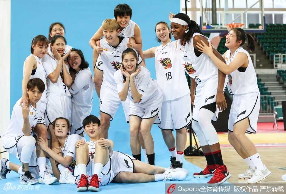 新王气魄重现三晋 山西竹叶青女篮新赛季写意气场全开 老将文琪在镜头前沉稳而冷静,作为经验丰富的后场指挥官,她将在比赛的胶着时刻用智慧和经验为球队指明方向,她是场上真正的节奏大师。