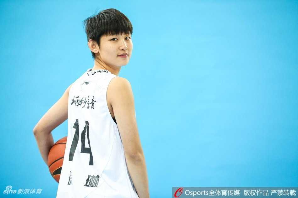 新王气魄重现三晋 山西竹叶青女篮新赛季写意气场全开 镜头定格下山西女篮将帅们的坚毅面庞,主教练朴明洙眼神如炬,他的身后,队员们一字排开,青春的活力与赛场的杀气扑面而来。