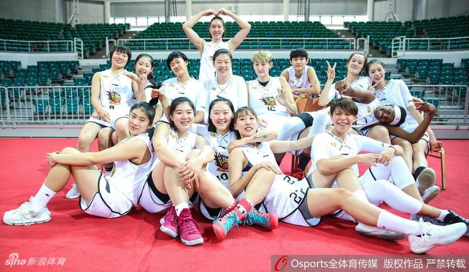 新王气魄重现三晋 山西竹叶青女篮新赛季写意气场全开 马雪雅和于东两位冠军功臣身披战袍,目光如炬。她们的回归不仅增强了锋线与内线的厚度,更将昔日三连冠的宝贵经验与冠军底蕴带回了这支年轻的队伍。