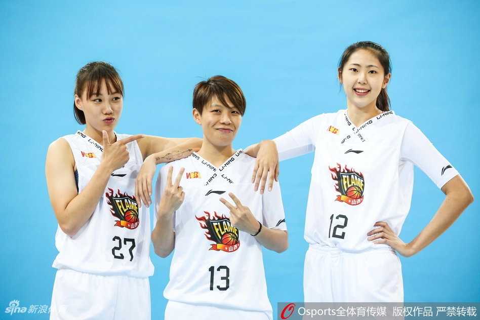 新王气魄重现三晋 山西竹叶青女篮新赛季写意气场全开 年轻队员们围拢在一起,青春洋溢的脸上写满了对未来的渴望。她们代表着山西女篮的明天,在冠军姐姐们的带领下,正在训练场上挥汗如雨,积蓄力量。