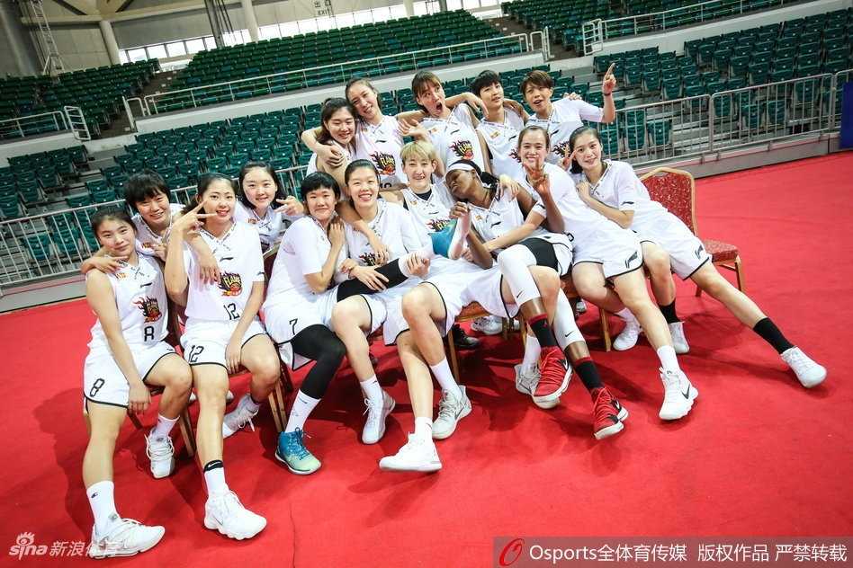 新王气魄重现三晋 山西竹叶青女篮新赛季写意气场全开 武桐桐手持篮球,神情专注而自信。作为国内球员中的佼佼者,她在新赛季的表现备受期待,扎实的基本功和灵动的赛场嗅觉是她撕开对手防线的利器。