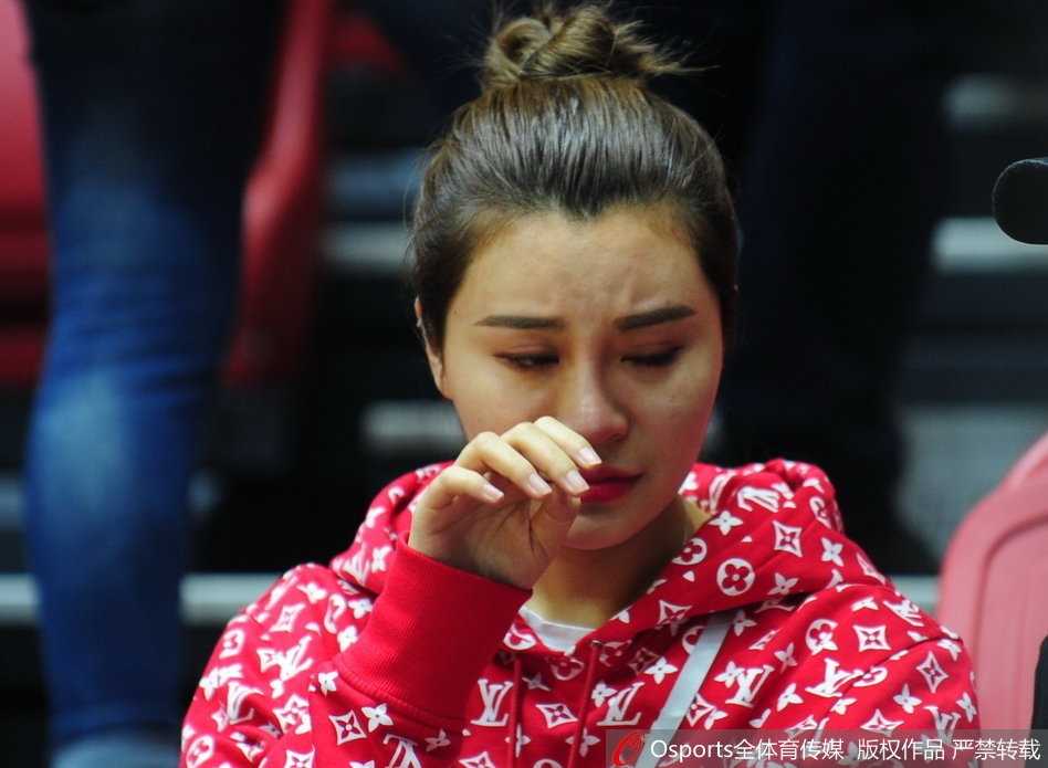 新疆主场惜败辽宁 李根爱妻泪洒赛场 李根在三分线外果断出手,篮球在空中划过一道完美的弧线,这是他为球队续命的关键一球