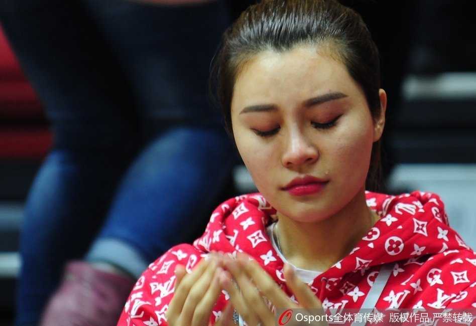 新疆主场惜败辽宁 李根爱妻泪洒赛场 李根在辽宁队的严密防守下,如同重型坦克一般强行突破,眼神里满是杀气和坚定