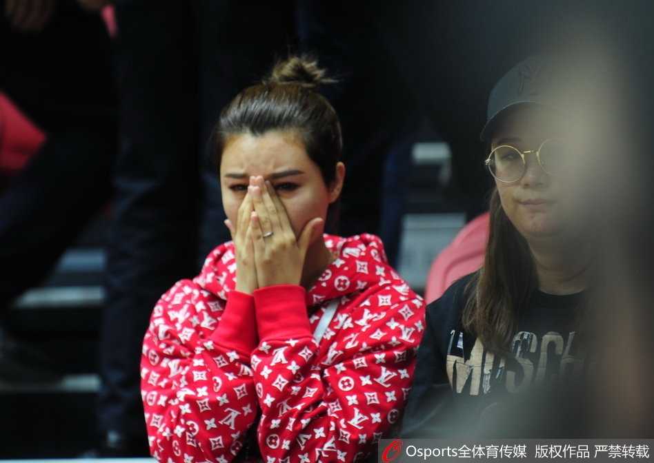 新疆主场惜败辽宁 李根爱妻泪洒赛场 李根的妻子眼含热泪,眼神中既有对丈夫的心疼,也有对他拼尽全力表现的骄傲与感动