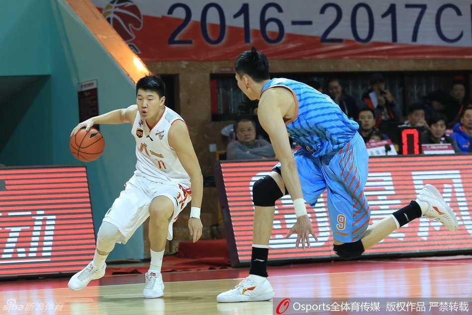 新疆客场力克八一取关键胜,亚当斯周琦闪耀全场 邹雨宸迎着防守高高跳起,中距离跳投出手,布拉奇伸臂干扰,瞬间对决定格空中