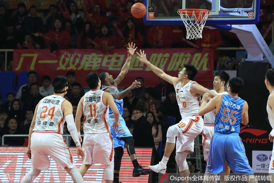 新疆客场力克八一取关键胜,亚当斯周琦闪耀全场 孙桐林背身强打,转身瞬间遭遇邹雨宸与许钟豪双人合力封盖,内线肌肉碰撞激烈