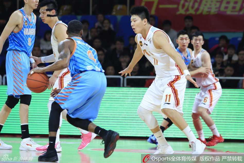 新疆客场力克八一取关键胜,亚当斯周琦闪耀全场 亚当斯如利刃般持球突破,八一队两名防守球员贴身紧逼,场上火药味十足
