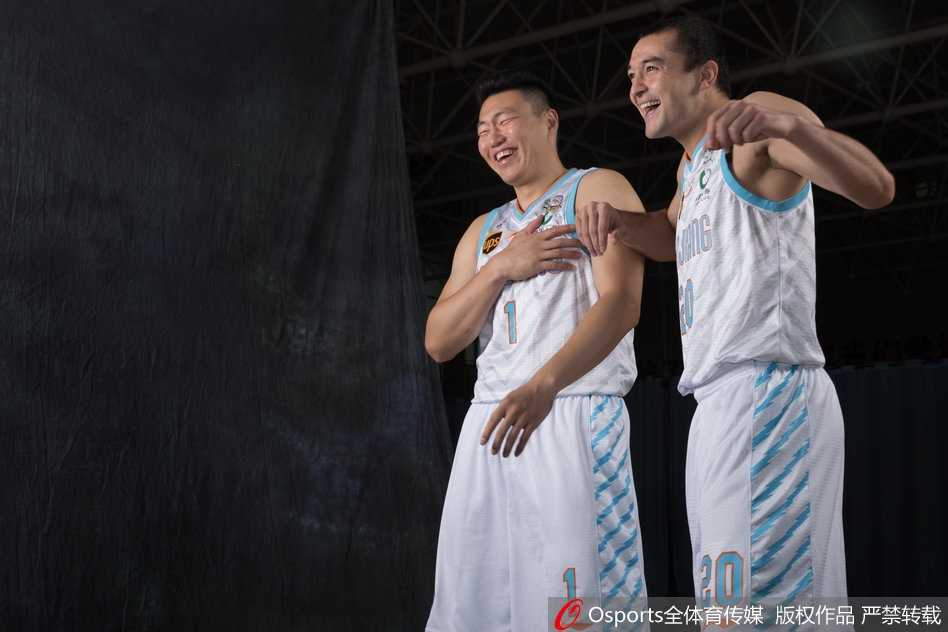 西热力江木合塔尔在拍摄中表情严肃，眉头微蹙，张开的右手五指仿佛正要对对手进行紧逼防守，展现着他在场上标志性的顽强与不屈。