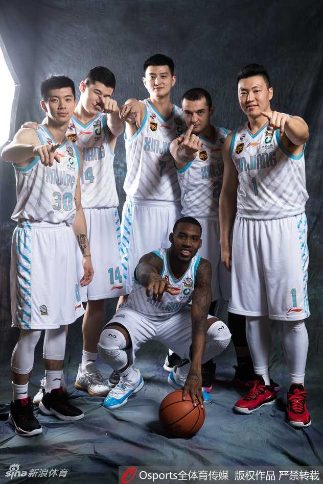 新疆广汇飞鲨破浪前行 新赛季全家福彰显卫冕雄心 全队围拢在一起,手臂相互搭着肩膀,眼神交汇处满是信任,这一刻的团结就是他们剑指卫冕的最大资本。