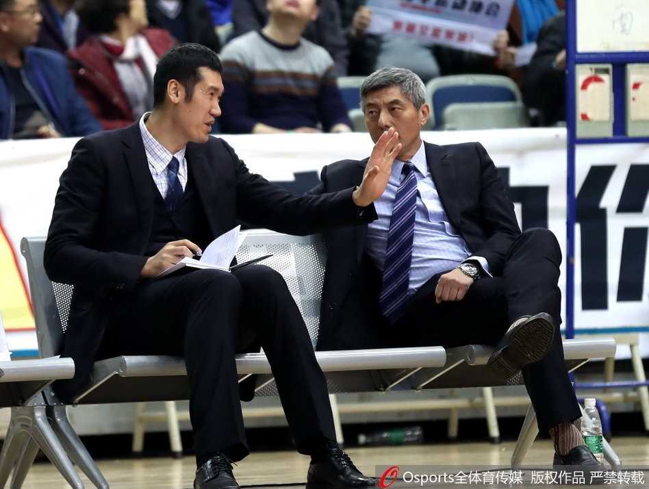 新疆女篮主教练在场边激情指挥，手势坚定有力