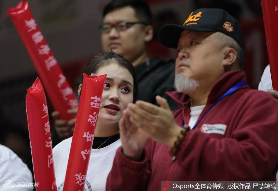 新疆男篮主场靓丽风景线 美女球迷激情助阵点燃红山 另一位美女球迷在比赛中激动地振臂高呼,她脸上洋溢着灿烂的笑容,完全沉浸在进球的喜悦中。