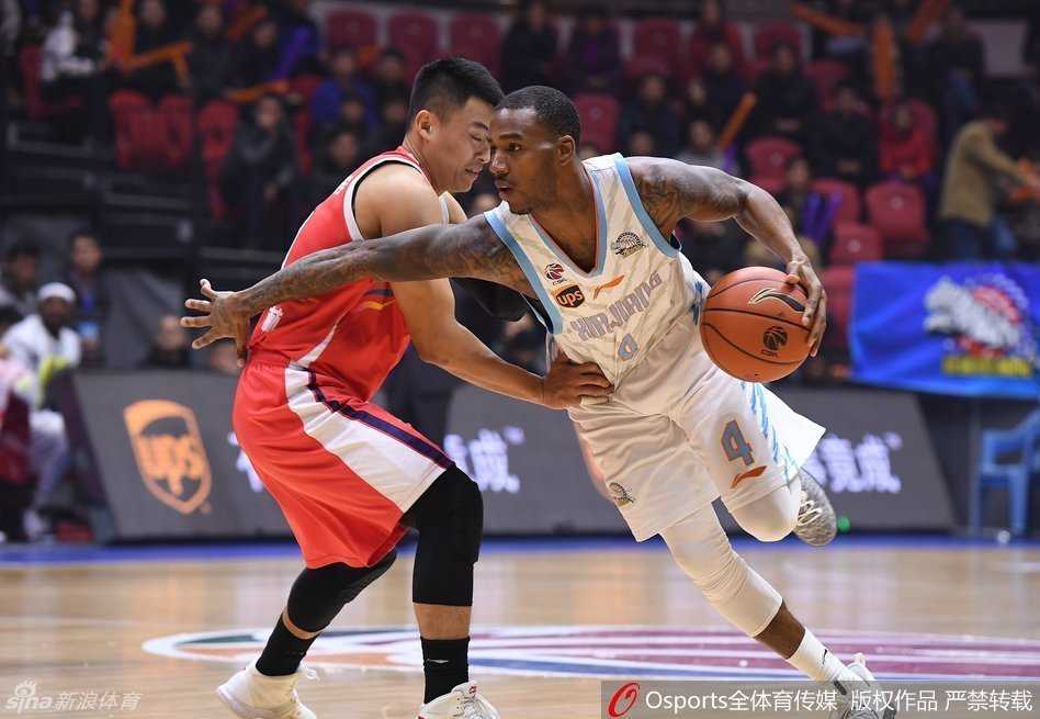 新疆男篮巅峰之路:飞虎精神与总冠军的荣耀时刻 亚当斯利用华丽胯下运球晃开防守,如闪电般直线突破,撕裂对方整条防线