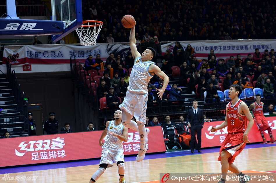 新疆男篮巅峰之路:飞虎精神与总冠军的荣耀时刻 李根如猎豹般迅猛跃起,在对手头顶完成一记势大力沉的飞身暴扣,点燃全场激情