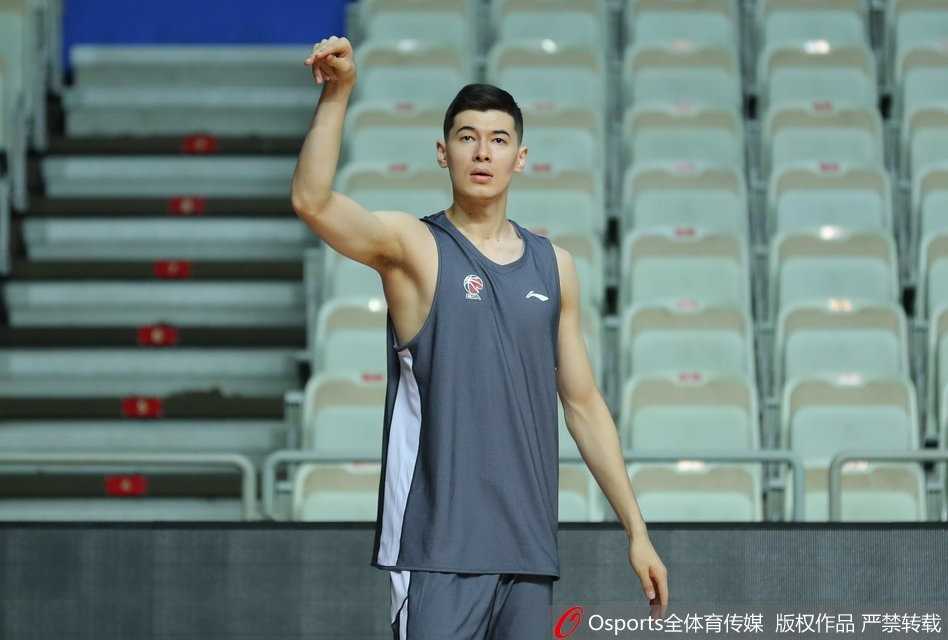 新疆男篮积极备战迎强敌,西热力江磨砺三分利刃誓捍卫卫冕荣耀 训练间隙,西热力江神情轻松地与队友交流战术,他用手比划着跑位路线,眼神中闪烁着对比赛胜利的渴望与智慧。