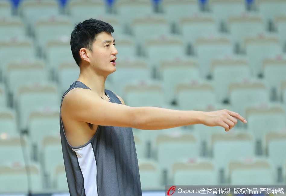 新疆男篮积极备战迎强敌,西热力江磨砺三分利刃誓捍卫卫冕荣耀 训练结束,西热力江没有立刻离开,而是站在场上回顾着刚才的投篮动作,那份对细节的极致追求,正是他能从新疆走向全国的秘诀。