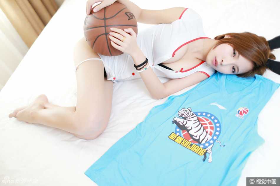 新疆男篮背后的靓丽风景线 啦啦宝贝演绎活力与激情 从动感十足的舞蹈到静态的写真拍摄,篮球宝贝们用青春的活力感染着每一位支持新疆男篮的球迷。