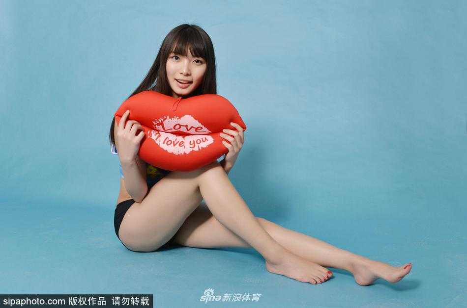 新疆篮球宝贝全新写真绽放青春活力,长腿亭立助力飞虎新赛季 站姿随性却气场十足,宝贝双手插兜,牛仔短裤下白皙笔直的双腿一览无余,整体造型兼具时尚感与青春气息。