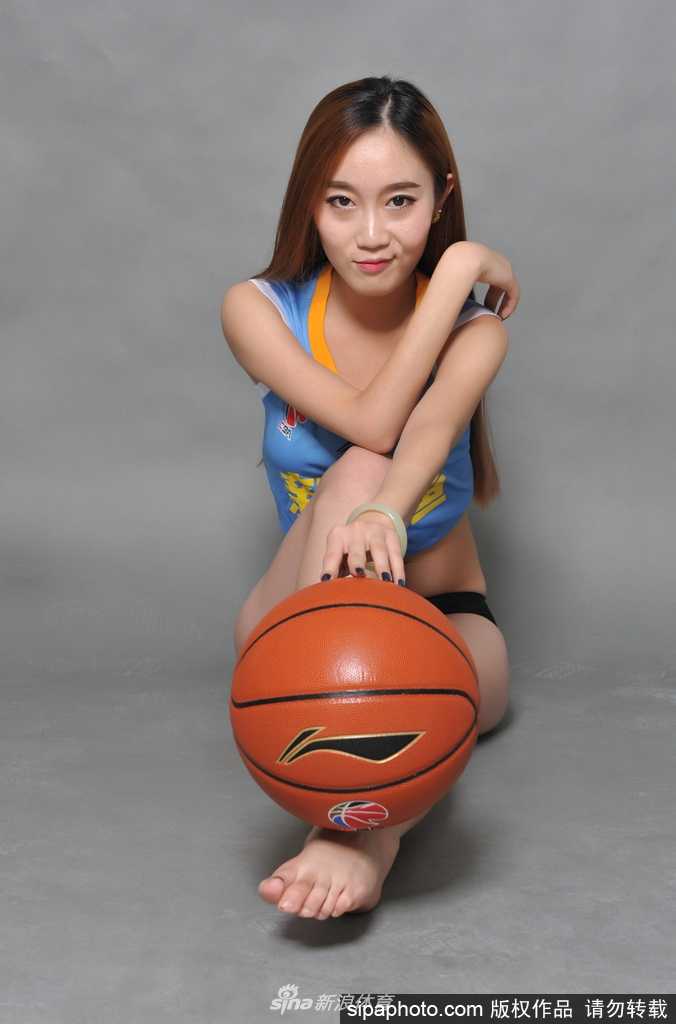 新疆篮球宝贝燃情赛场 白皙美腿舞动助威广汇取胜 中场休息时,全体啦啦宝贝在场地中央进行集体表演,她们动作整齐划一,充满力量感,大范围的动作编排让看台上的观众无论从哪个角度都能欣赏到她们充满活力的舞姿。