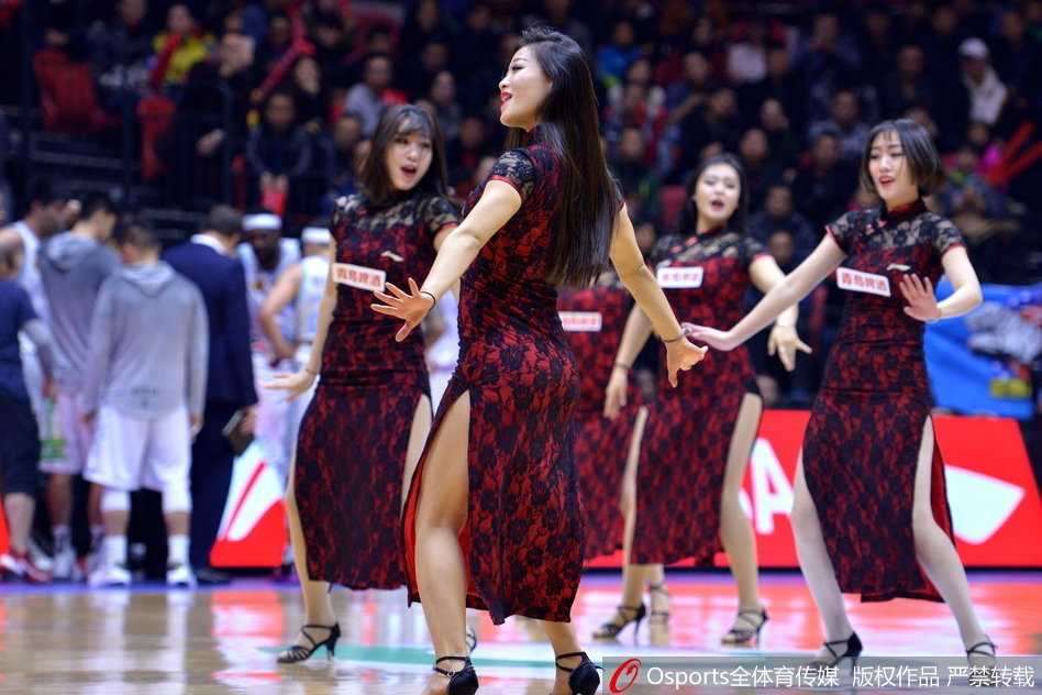 新疆篮球宝贝:赛场边最靓的风景,热情舞动青春风采 这位手持金色花球的宝贝在聚光灯下格外夺目,她身姿挺拔,每一个动作都充满张力与韵律感,仿佛在用舞蹈语言诉说着对篮球最纯粹的热爱。