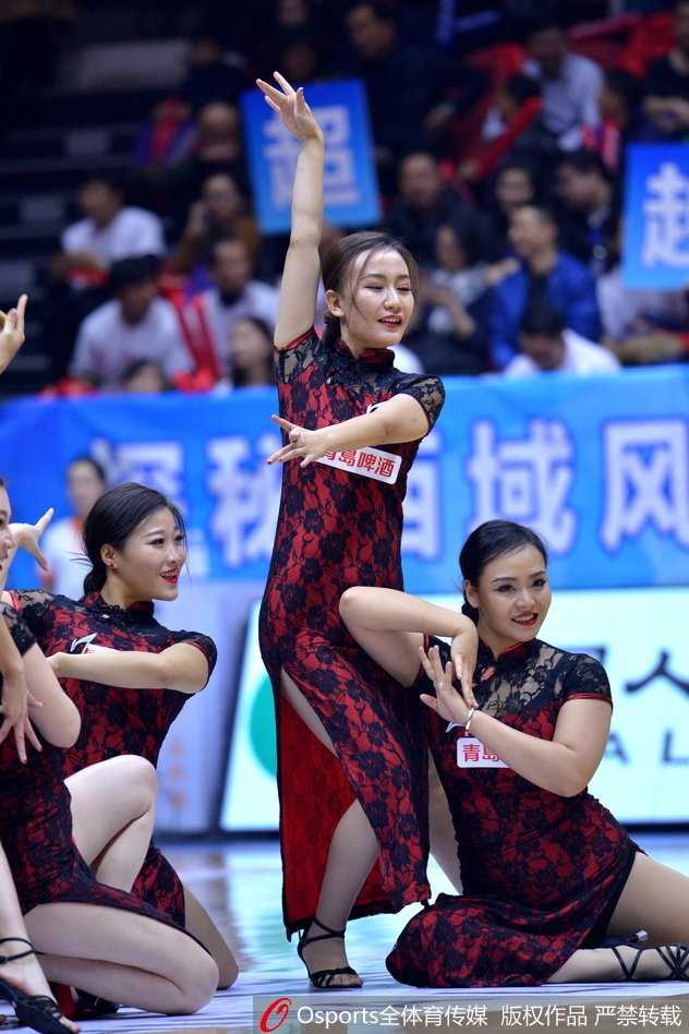 新疆篮球宝贝:赛场边最靓的风景,热情舞动青春风采 节间休息时,宝贝们排成整齐的队列,每一个手势都充满了力量与美感。她们身后的巨幅球队海报与她们动感的身姿相得益彰,共同构成了赛场上最动人的画面。