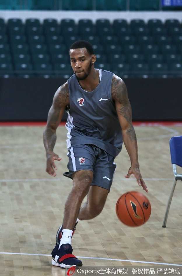 新疆赛前温情一幕:西热力江与恩师崔万军场边热聊,回首峥嵘岁月 训练馆内灯光如昼,西热力江身着训练服,身体微微前倾,全神贯注地倾听身旁崔万军指导的战术部署,眼神里满是当年那个追风少年的影子。