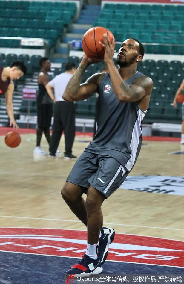 新疆赛前温情一幕:西热力江与恩师崔万军场边热聊,回首峥嵘岁月 崔万军指导双手比划着战术动作,表情严肃认真,西热力江则双手扶膝,像个虚心受教的学生,两人之间无声的默契仿佛让整个训练场的喧嚣都静止了。