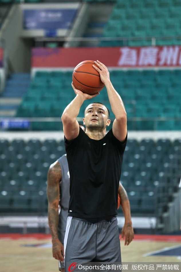 新疆赛前温情一幕:西热力江与恩师崔万军场边热聊,回首峥嵘岁月 画面拉远,只见空旷的训练馆内,其他队员正在进行热身,而这对师徒在角落里的交谈构成了一幅独特的风景线,仿佛喧嚣世界中独属于他们的一片安静角落。