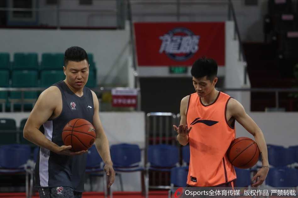 新疆赛前温情一幕:西热力江与恩师崔万军场边热聊,回首峥嵘岁月 崔万军脸上露出欣慰的笑容,看着眼前这个已经足够独当一面的弟子,眼神中满是骄傲;西热力江则咧嘴笑着,这一刻他不是赛场上的拼命三郎,只是个在恩师面前放松的老友。