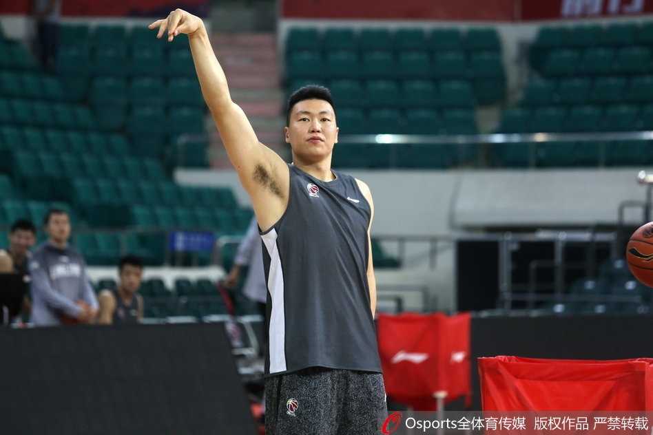 新疆赛前温情一幕:西热力江与恩师崔万军场边热聊,回首峥嵘岁月 交谈结束,西热力江拍了拍手准备重新投入到训练中去,离开前回头望向崔指导,眼神坚定;崔万军双手抱胸,点头示意,仿佛在说“去吧,就像我们当年那样去战斗”。