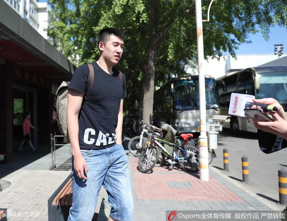 新疆队长与八一新星齐聚京城,中国男篮红队开启崭新篇章 付豪身披红色战袍亮相报到现场,这位八一队的内线新星面带微笑,即将在更高舞台上磨砺自己的梦幻脚步