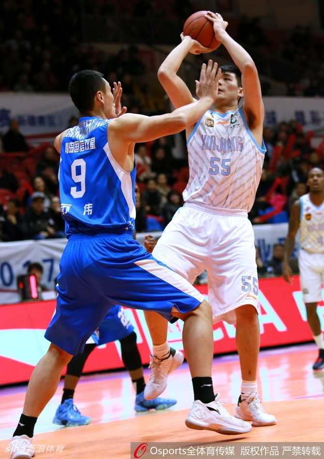 可兰白克·马坎在三分线外张弓搭箭，眼神坚毅，皮球划过一道彩虹般的弧线，稳稳坠入网窝。