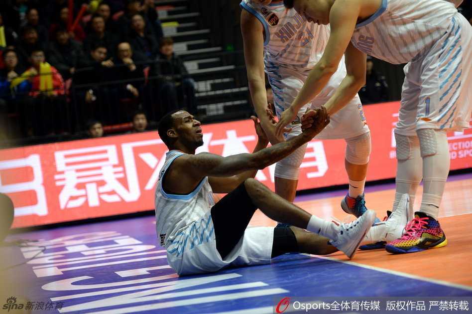 李根霸王硬上弓，暴力美学扣篮震撼全场，肌肉碰撞的轰鸣响彻球馆！