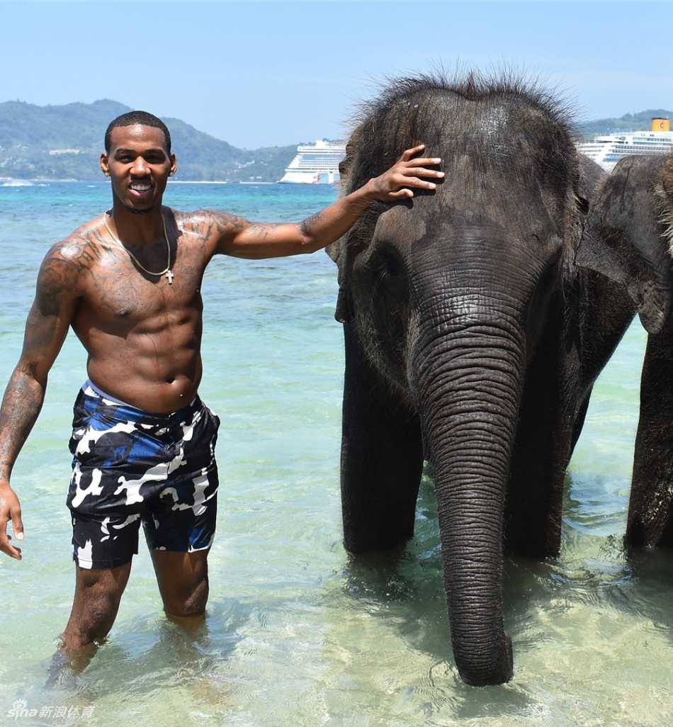 新疆飞虎功臣的闲暇时光:亚当斯春节假期印记 亚当斯站在一片开阔的水域旁,双手插兜,眺望远方。波光粼粼的水面映衬着他挺拔的背影,画面中充满了宁静与思考的意味。