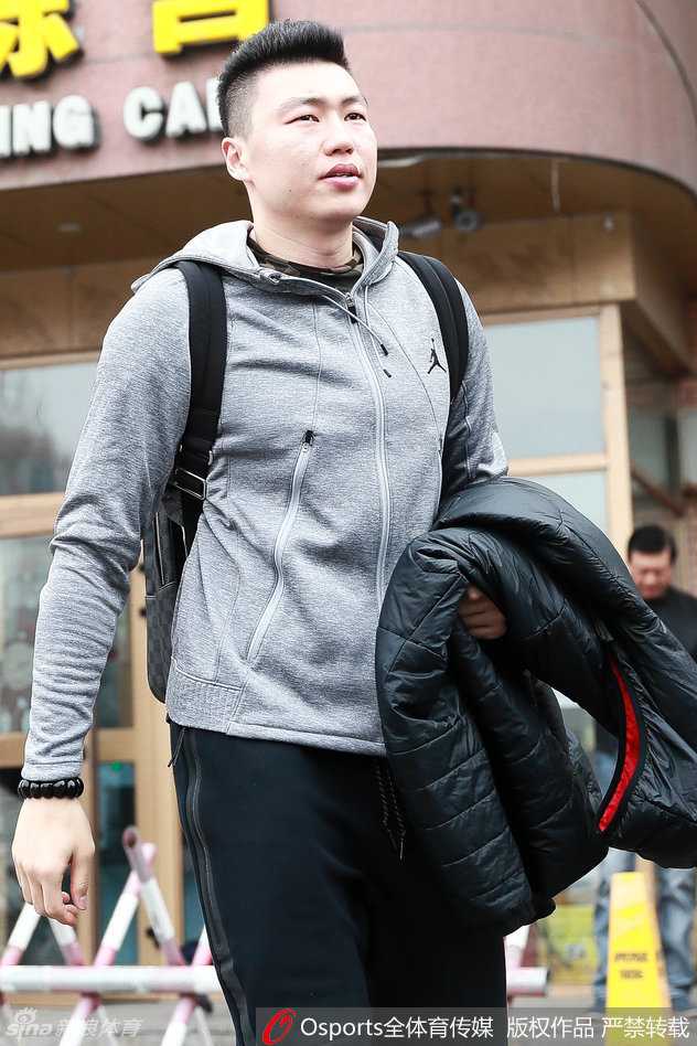 新疆飞虎夺冠征程落幕 英雄挥手各赴新程 西热力江低头沉思着走出训练馆,褪去赛场上的锋芒,此刻的他更像一位守护完梦想的战士,沉默中蕴含着对这座城市最深沉的爱。